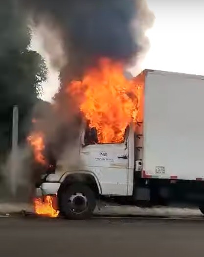 Sergipe: Caminhão-baú pega fogo em Areia Branca