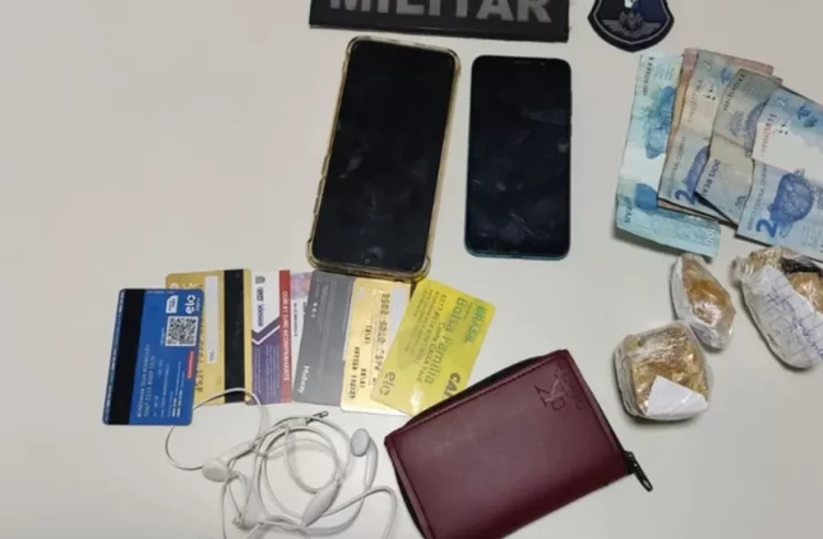 Drogas e cartões foram apreendidos durante flagrante em Itabaiana — Foto: PM/SE