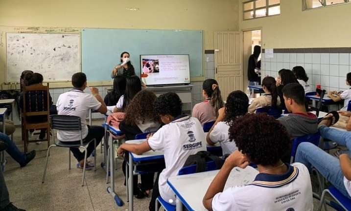 Secretaria de Saúde de Simão Dias alerta estudantes sobre DSTs