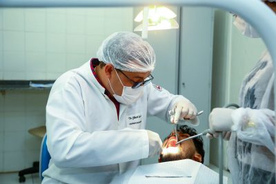 Prefeitura contempla população com a entrega de mais de 100 próteses dentárias