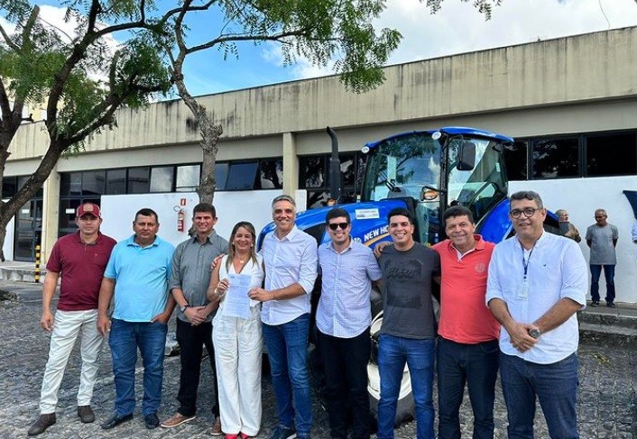 Fábio Reis entrega equipamentos agrícolas para cinco municípios