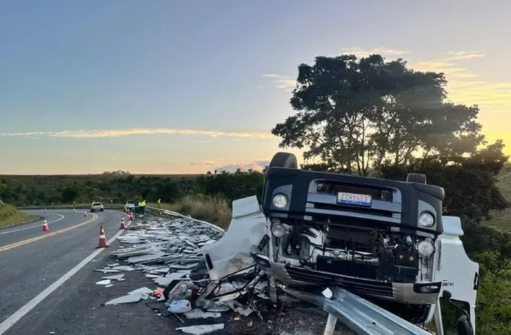 Em veículos diferentes, pai perde filho de vista na BR-101, no ES, volta e encontra jovem morto. Caminhão ficou capotado na rodovia — Foto: PRF/Divulgação