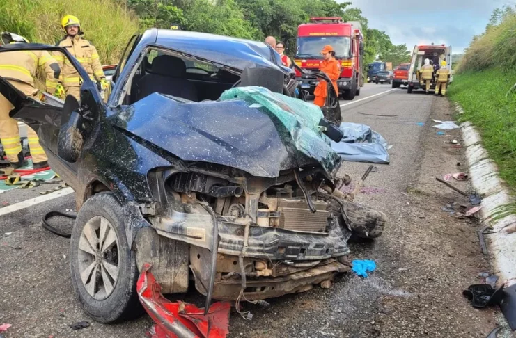 Carro ficou destruído — Foto: Corpo de Bombeiros/SE