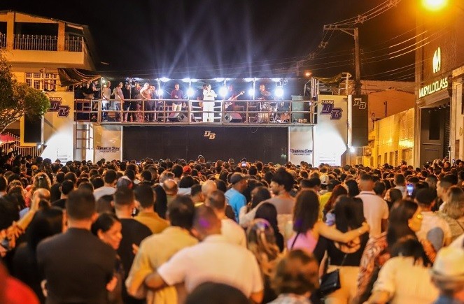 Evento gospel atrai multidão de evangélicos em Simão Dias
