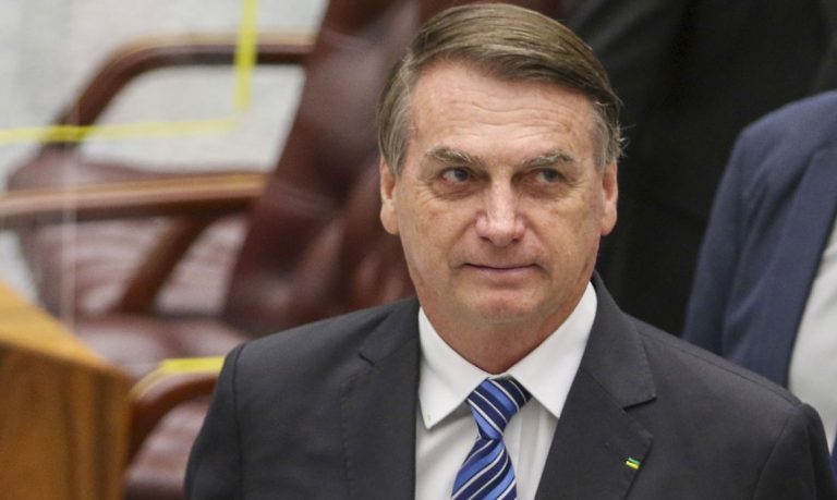 Bolsonaro é indiciado por fraude em cartão de vacinação de covid