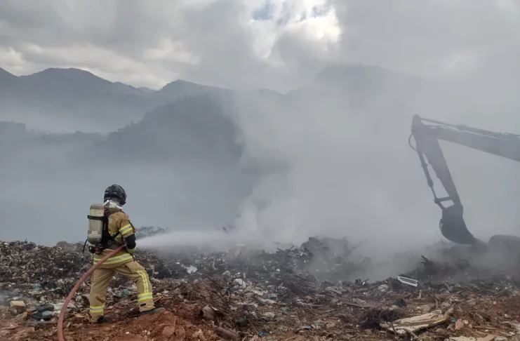 Bombeiros retomaram o combate ao incêndio no lixão de Teresópolis às 5h30 desta terça — Foto: Barney Campos/g1
