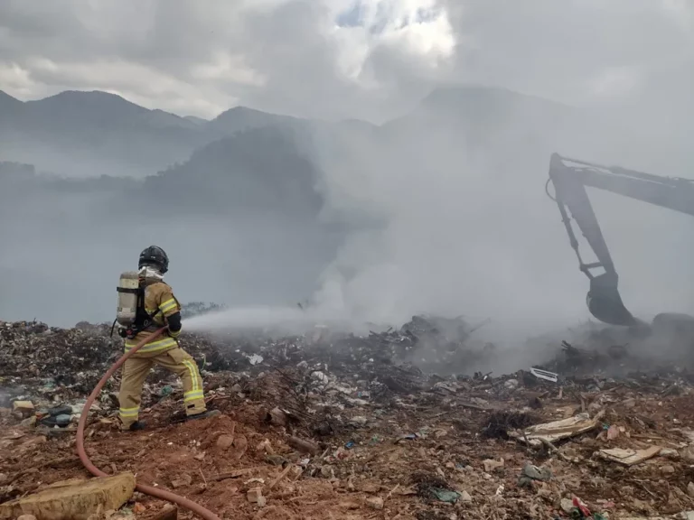 Bombeiros ainda trabalham para controlar fogo em lixão de Teresópolis
