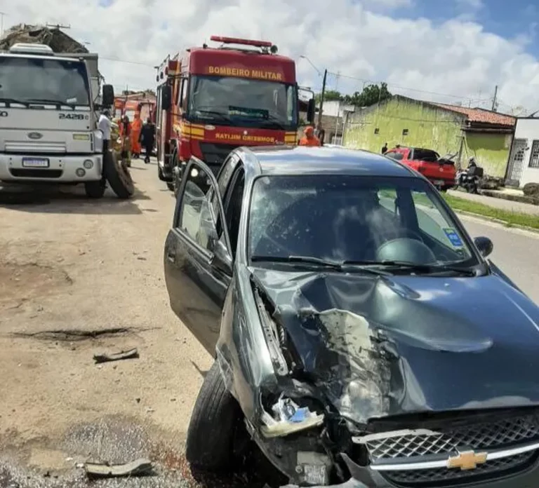 Carro invade borracharia e atropela homem em Aracaju
