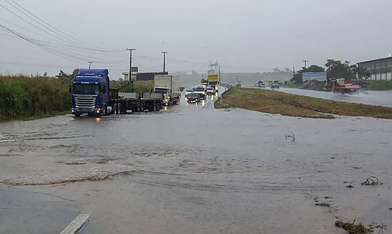 Pernambuco e Alagoas decretam situação de emergência por causa das chuvas