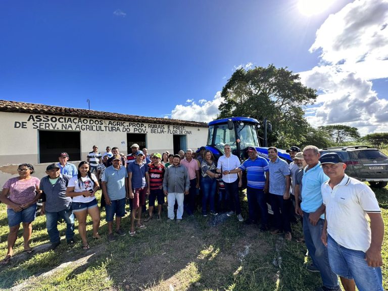 Deputado Fábio Reis entrega dois tratores em Pinhão