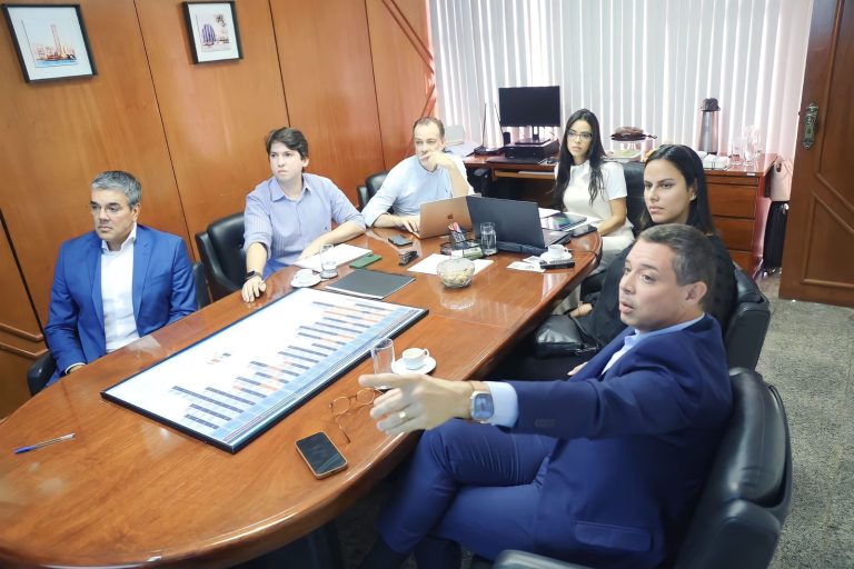 Sérgio Reis se reúne com o governador Fábio para tratar sobre captação de recursos