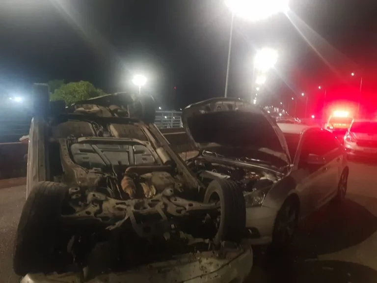 Motorista fica ferido após batida seguida de capotamento