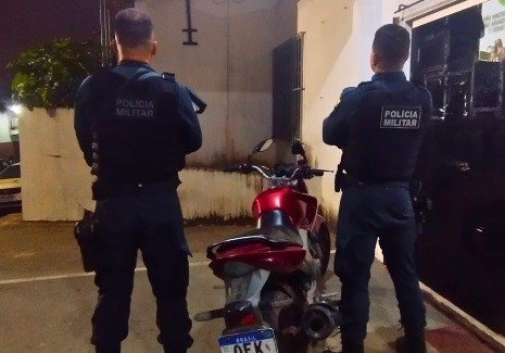 Dois são presos com drogas e moto furtada no povoado Sapé