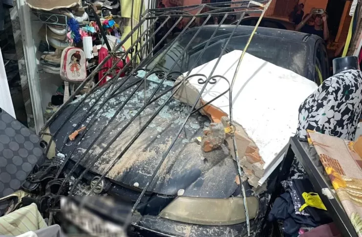 O muro e o portão da residência ficaram danificados — Foto: BPRv/SE