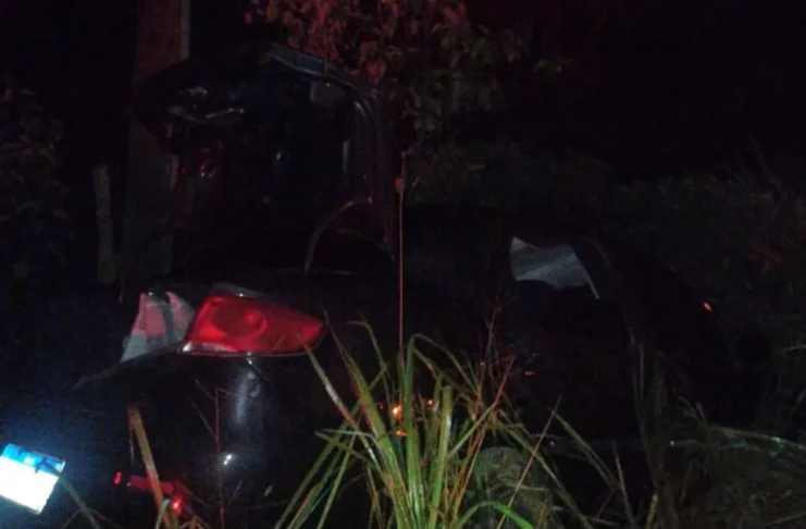 Carro saiu da pista após condutor perder o controle da SE-290 — Foto: BPRv/SE