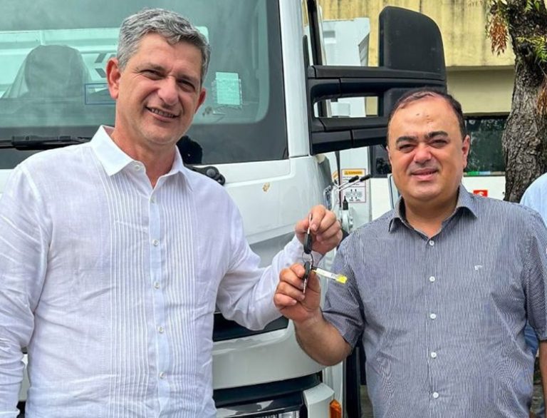 Prefeito de Simão Dias recebe caminhão coletor na Codevasf