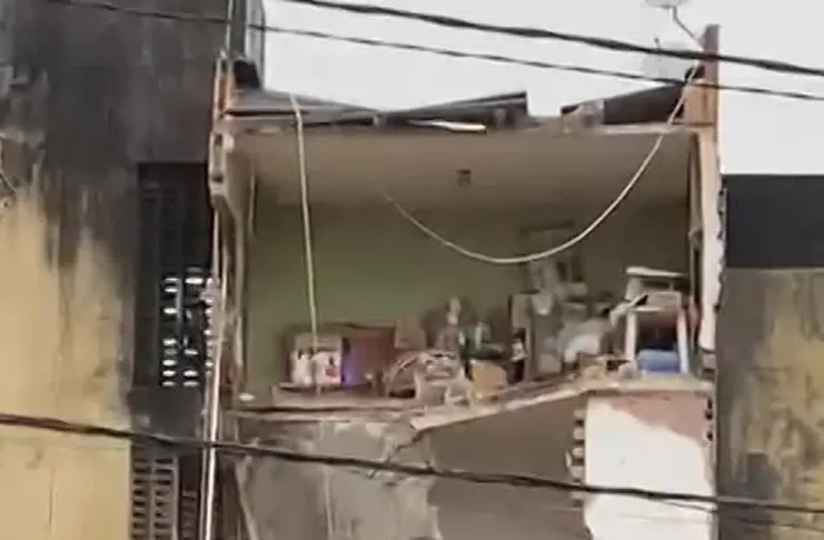 Prédio desabou parcialmente no Janga, em Paulista, no Grande Recife — Foto: Reprodução/WhatsApp