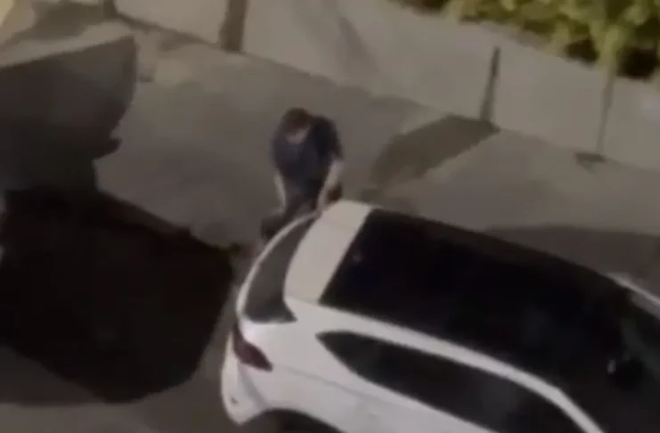 Médico foi flagrado quebrando carro de ex — Foto: Divulgação