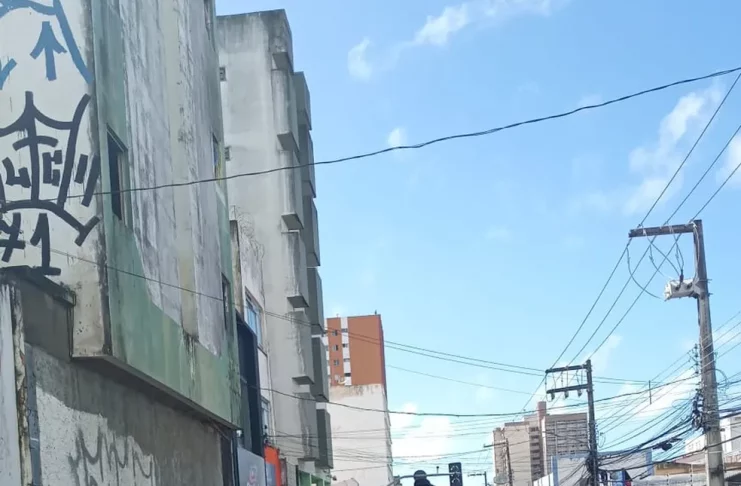 Operação policial em um prédio abandonado na Rua São Cristóvão — Foto: Janaína Rezende/TV Sergipe