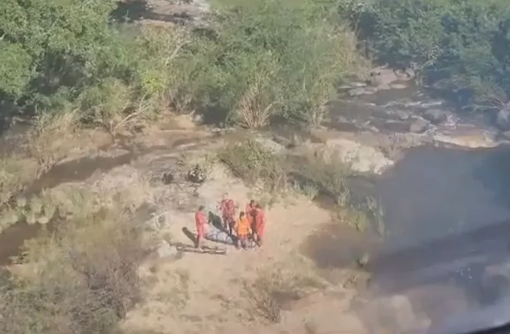 Momento do resgate da vítima — Foto: CBM/SE