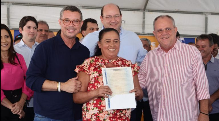 Governador entrega 400 títulos de terra a agricultores familiares de Simão Dias