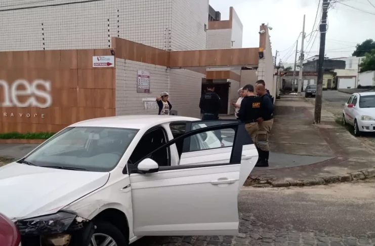 Motorista sai de pousada, derruba portão, bate em veículo estacionado e foge em Aracaju — Foto: SMTT