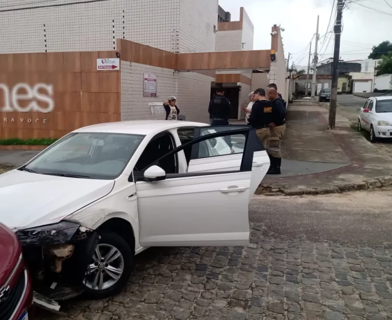 Motorista ao sair de pousada, derruba portão, bate em veículo e foge