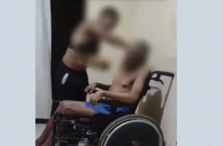 Idoso é agredido por mulher em Aracaju — Foto: TV Sergipe/reprodução