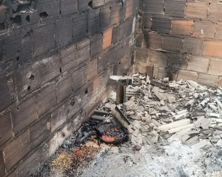 Corpo de homem é encontrado após casa pegar fogo