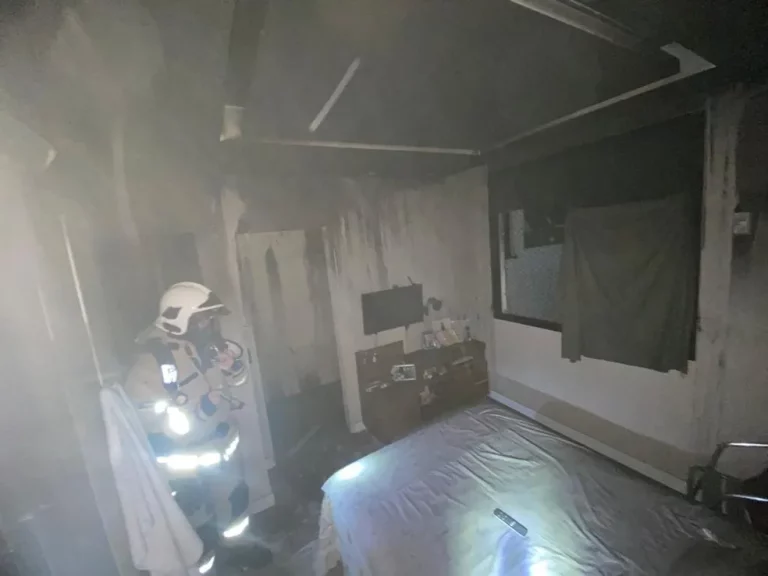 Mulher fica ferida durante incêndio em apartamento