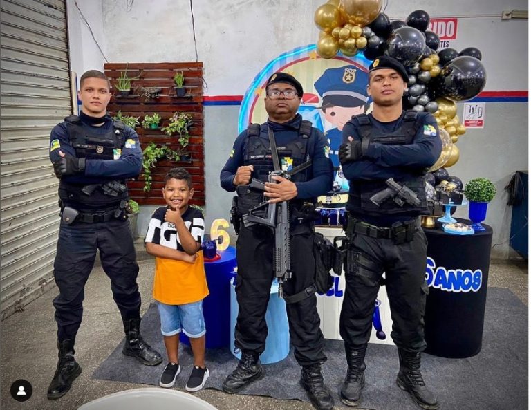 Militares do 7ºBPM fazem surpresa para garoto que sonha em ser policial