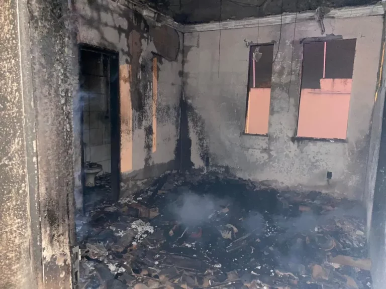 Homem atea fogo em casa após discussão com companheira em Itabaiana