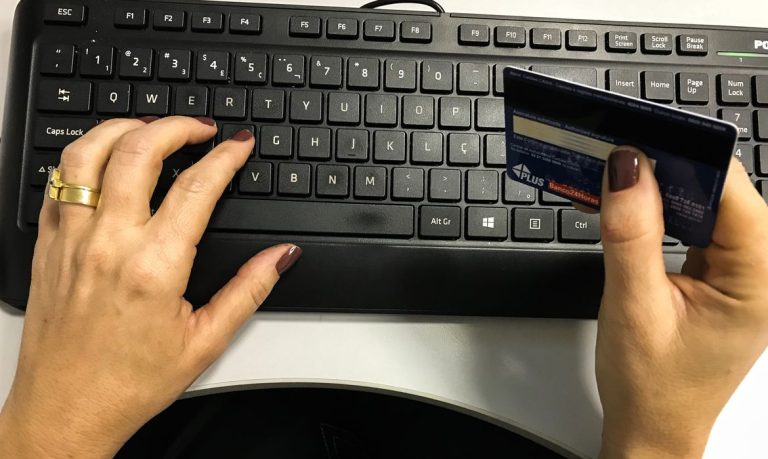 Juros do cartão de crédito apresenta queda no início de 2024