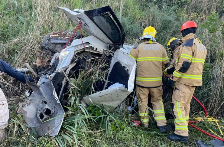 Mulher ficou presa às ferragens e teve o corpo retirado por uma equipe do Corpo de Bombeiros — Foto: CBM/SE