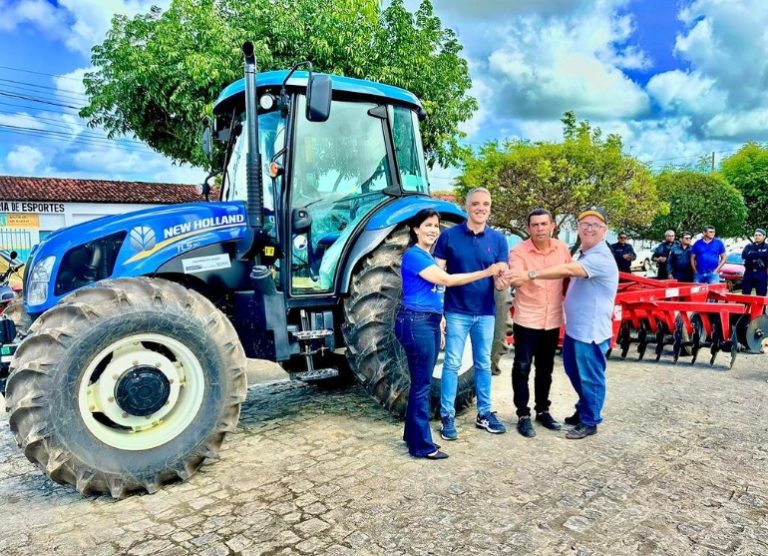 Fábio Reis entrega máquinas agrícolas em Riachão do Dantas