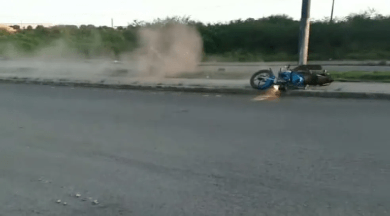 Homem flagra queda de motociclista em Nossa Senhora do Socorro