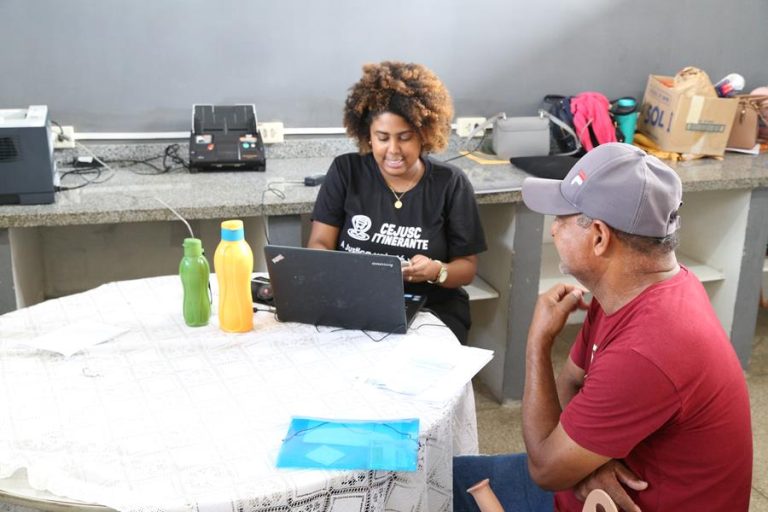 Cejusc Itinerante leva serviços para moradores da Colônia Treze