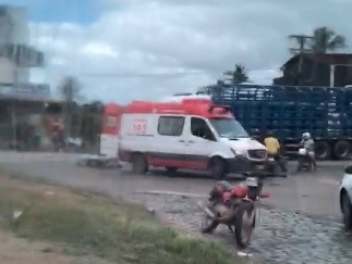 Homem é levado para o hospital após colisão entre moto e caminhão