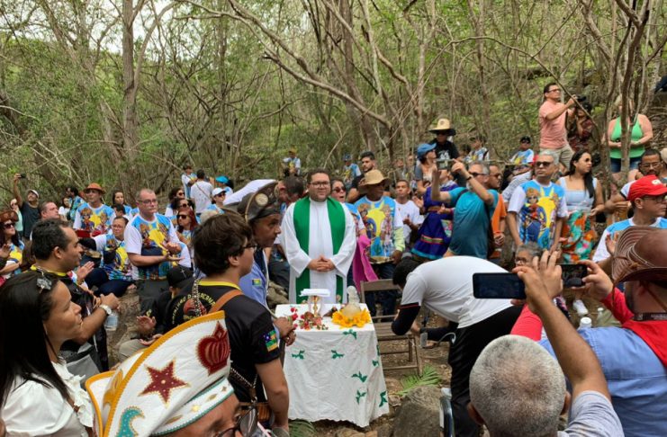 Centenas de pessoas participaram da Missa do Cangaço na Grota de Angicos / Foto: Autimira Meneses/Setur