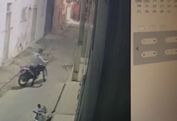 Homem é filmado furtando moto no centro de Lagarto