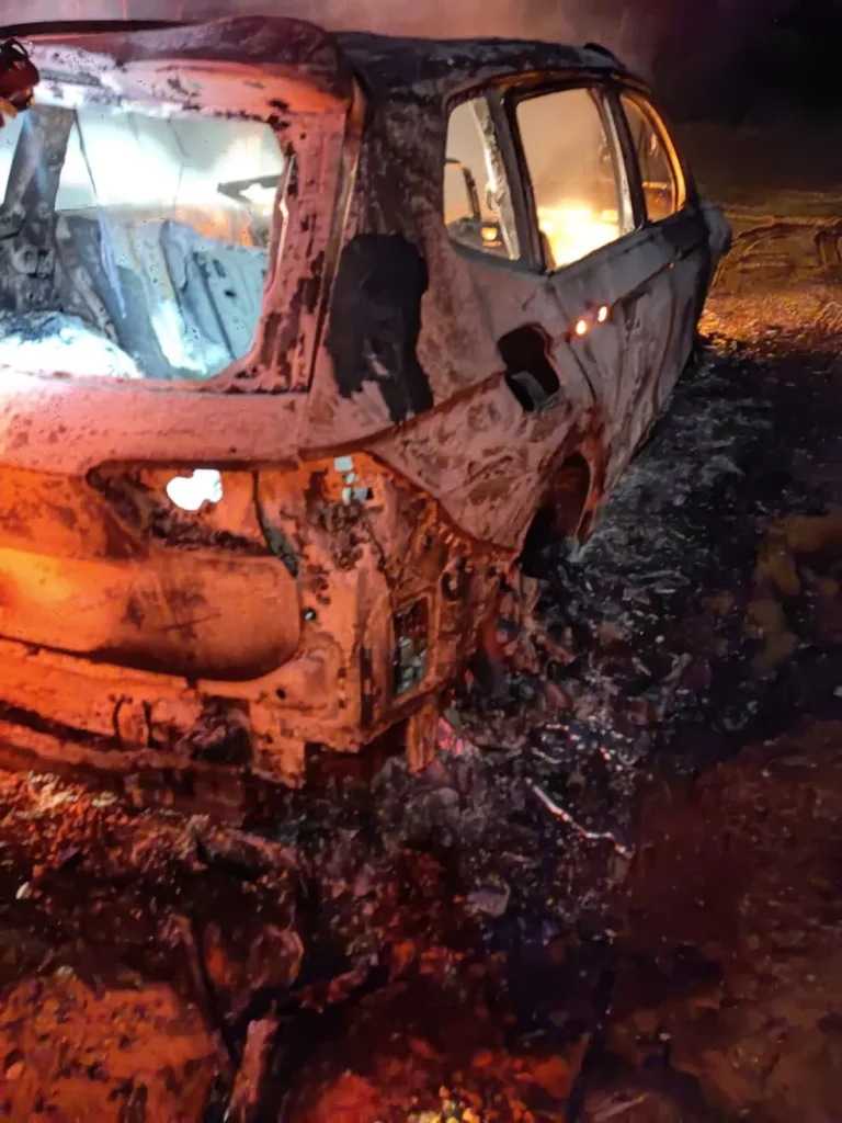 Carro roubado de locadora é encontrado incendiado