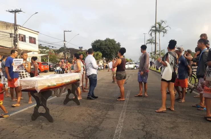 A avenida ficou bloqueada por cerca de 1h30 em Aracaju — Foto: Anderson Barbosa/ TV Sergipe