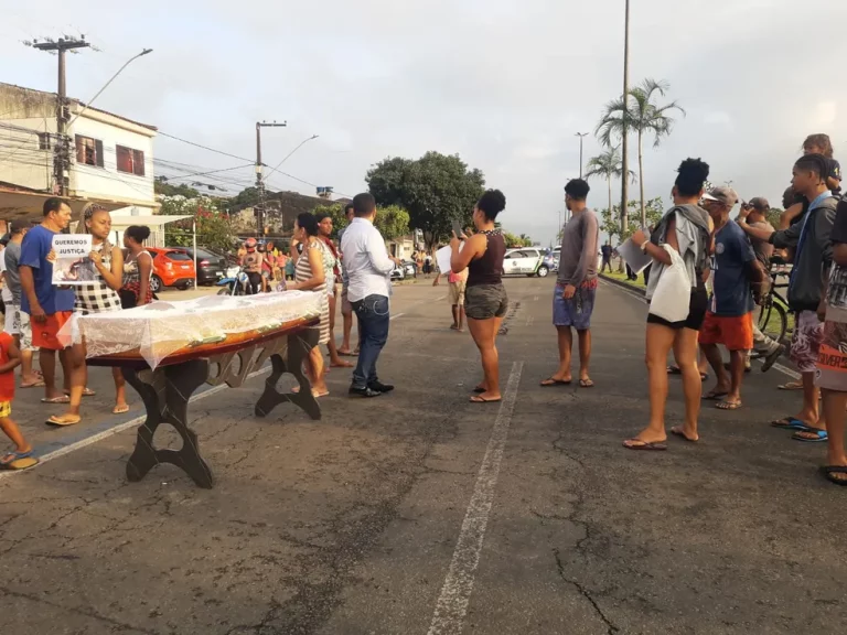 Moradores colocam corpo no meio da rua durante protesto em Aracaju