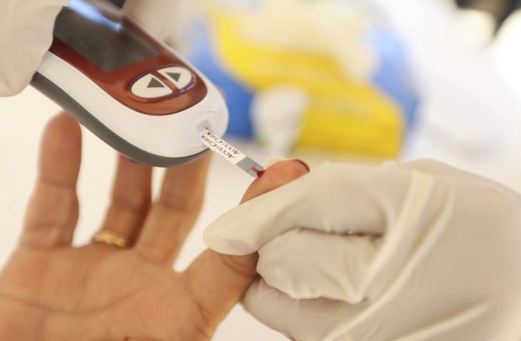 Brasília - Cidadãos fazem exames de pressão e glicemia durante mutirão de atendimento e de orientação jurídica para esclarecer dúvidas dos cidadãos que sofrem com a saúde pública ou com problemas nos planos de saúde (Marcelo Camargo/Agência Brasil)