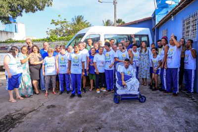 APAE Lagarto recebe veículo adaptado para servir aos seus beneficiários