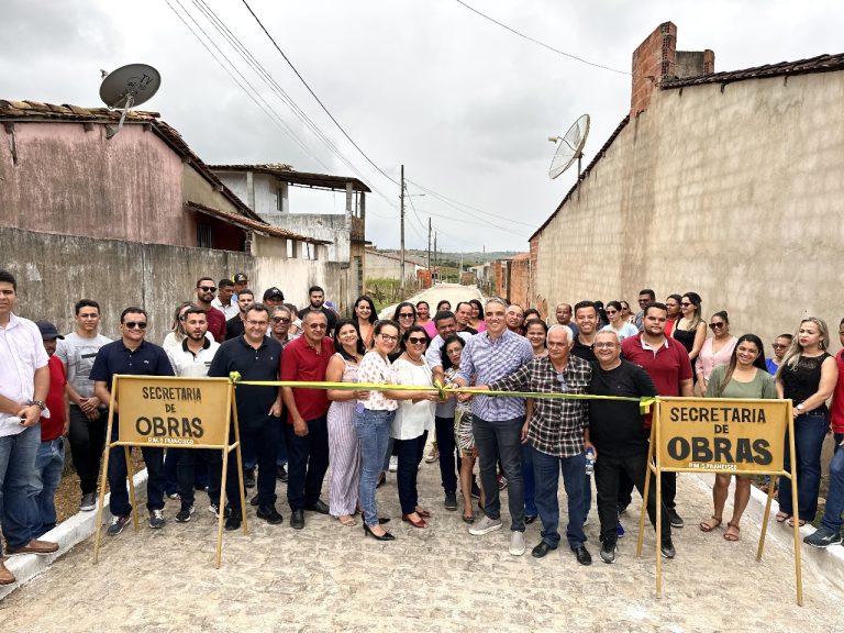 Fábio Reis entrega investimentos em São Francisco e Lourdes