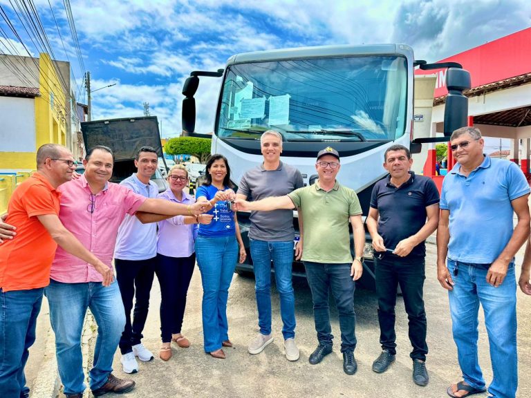 Deputado Fábio Reis entrega caminhão à Prefeitura de Riachão do Dantas