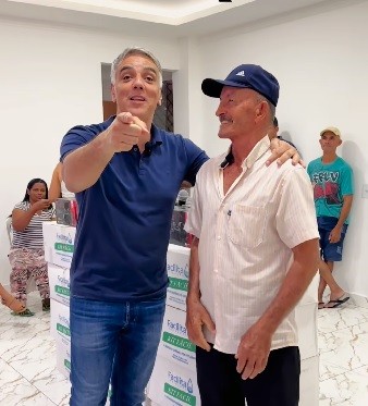 Fábio Reis entrega equipamentos no povoado Brasília