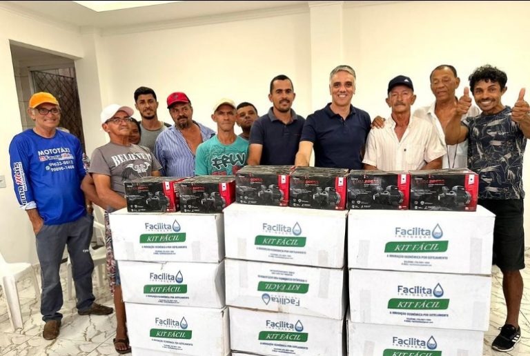 Fábio Reis entrega kits de irrigação no povoado Colônia Treze