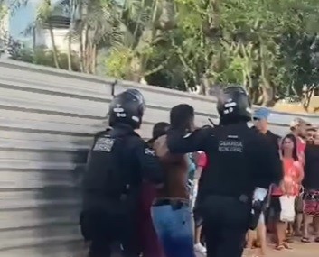 Homem é detido durante o desfile cívico da cidade de Lagarto